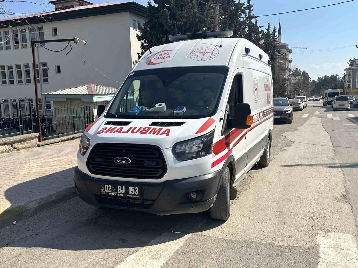 Otomobil küçük çocuğun ayağının üzerinden geçti