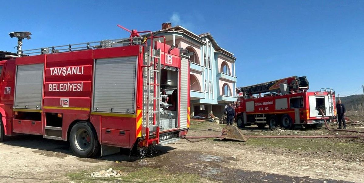 Kütahya\'da Evde Yangın, İki Kişi Hastaneye Kaldırıldı