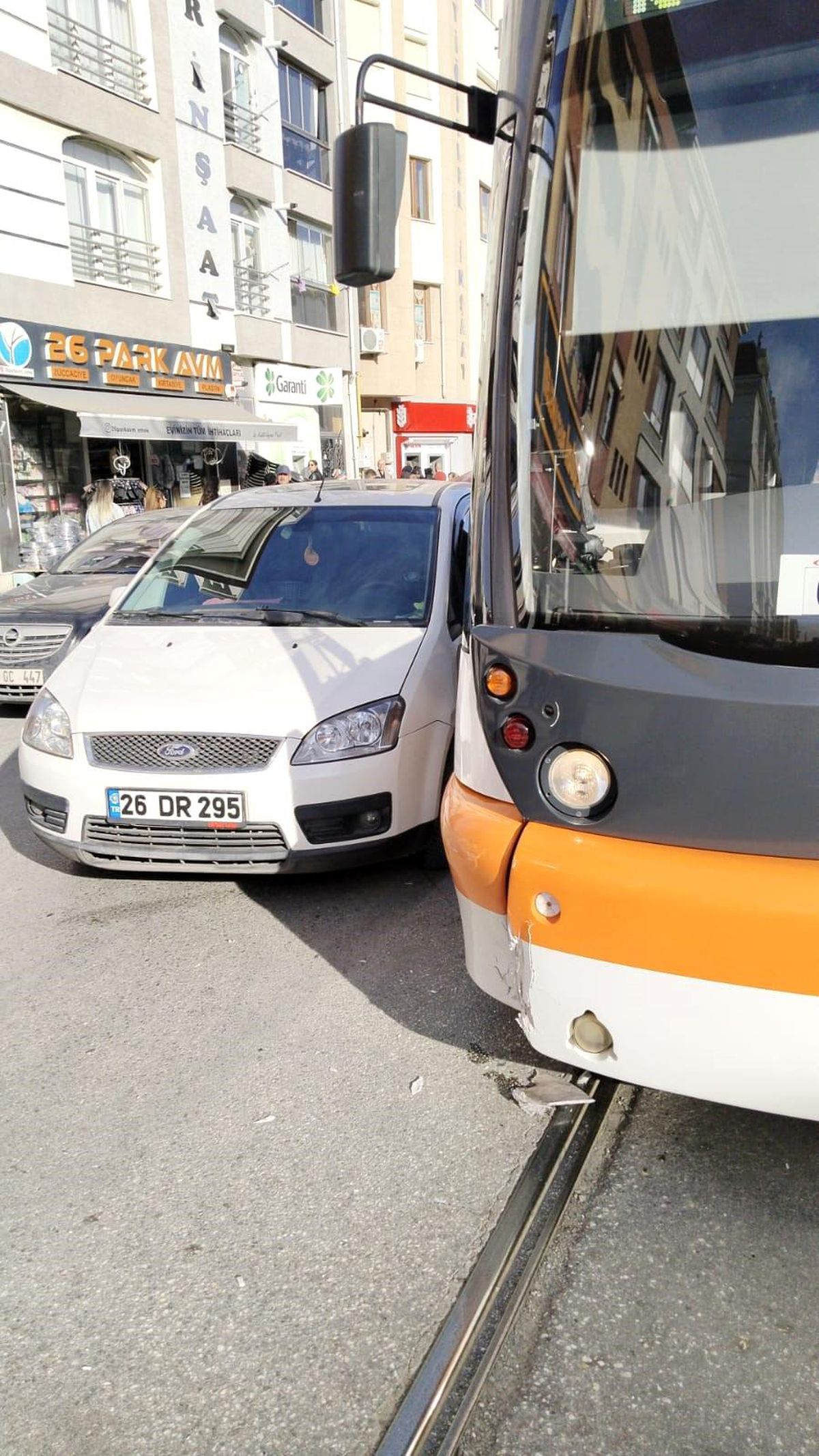 Eskişehir\'de Tramvaya Otomobil Çarptı