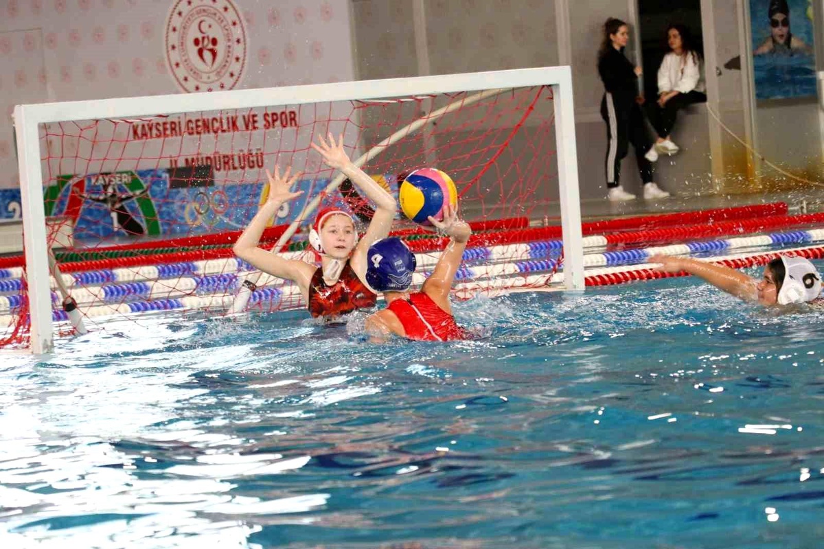 Galatasaray U13 Kızlar Federasyon Kupası\'nı Kazandı