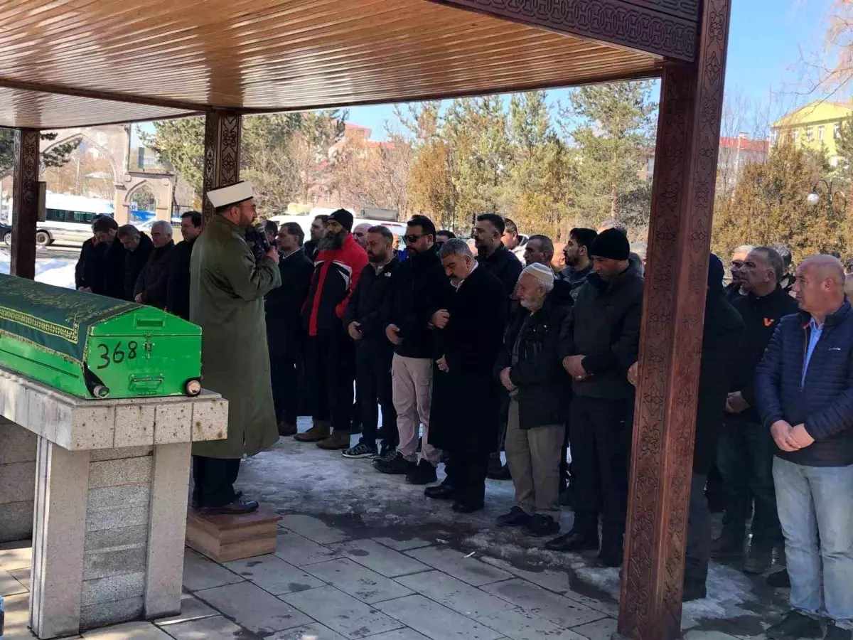 Gazeteci Güven Uşun\'un Babası Abdullah Uşun Son Yolculuğuna Uğurlandı
