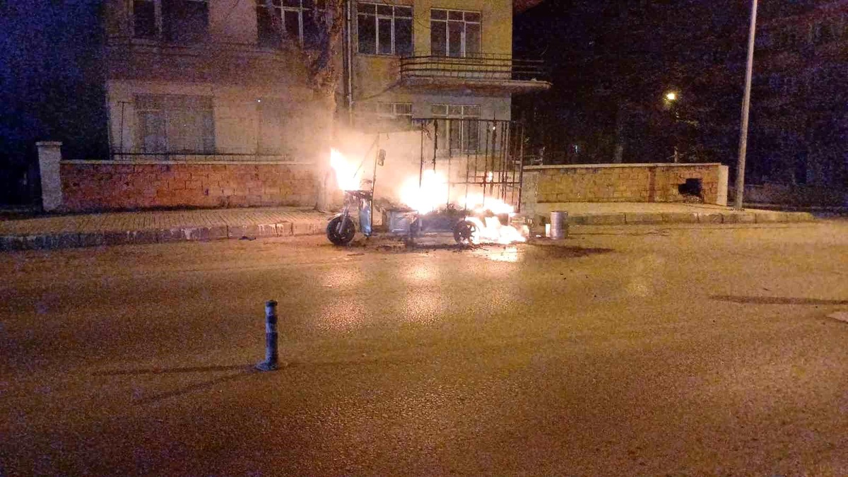 Çorum\'da Motosiklet Alev Alev Yandı