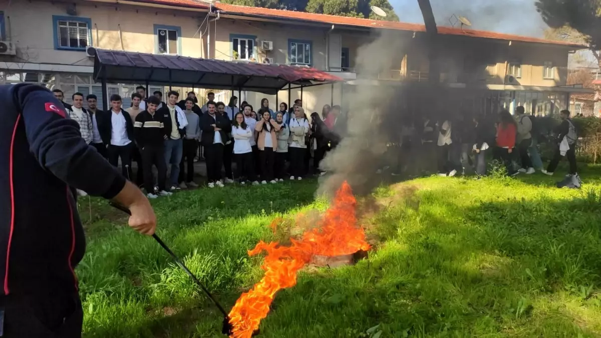 Diş Hekimliği Öğrencilerine Yangın ve Tahliye Eğitimi