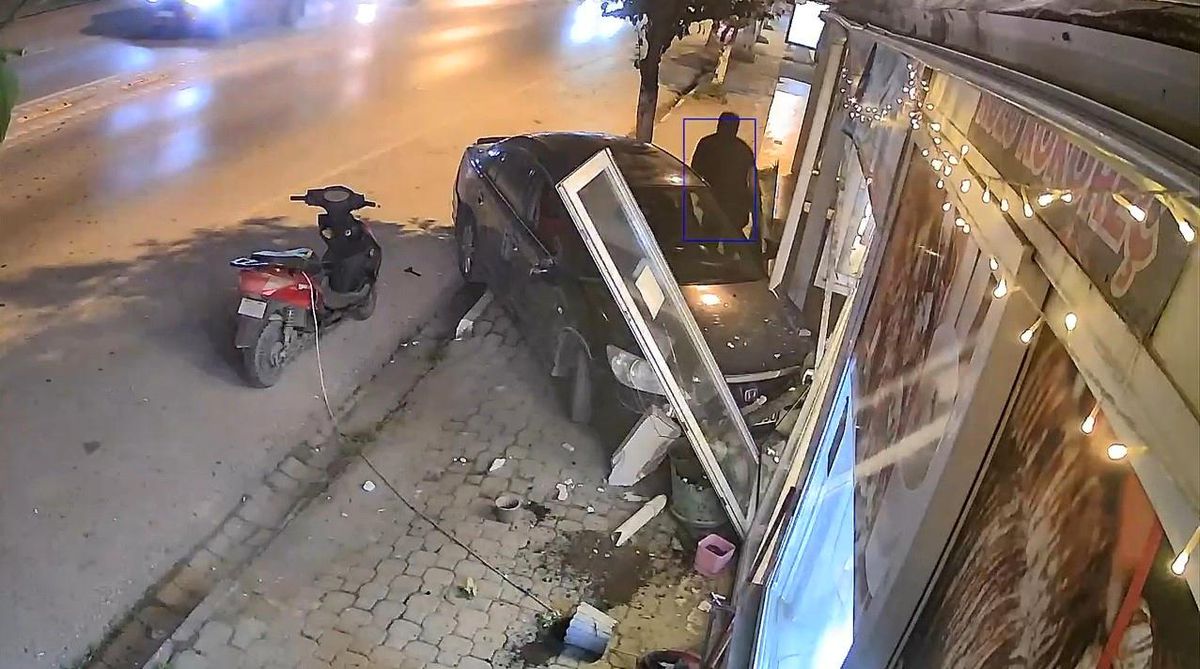 Bodrum\'da Otomobil Kokoreç Dükkanına Girdi