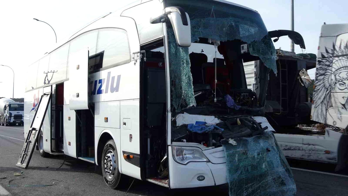 Kütahya\'da Otobüs ve Tır Çarpıştı: 12 Yaralı