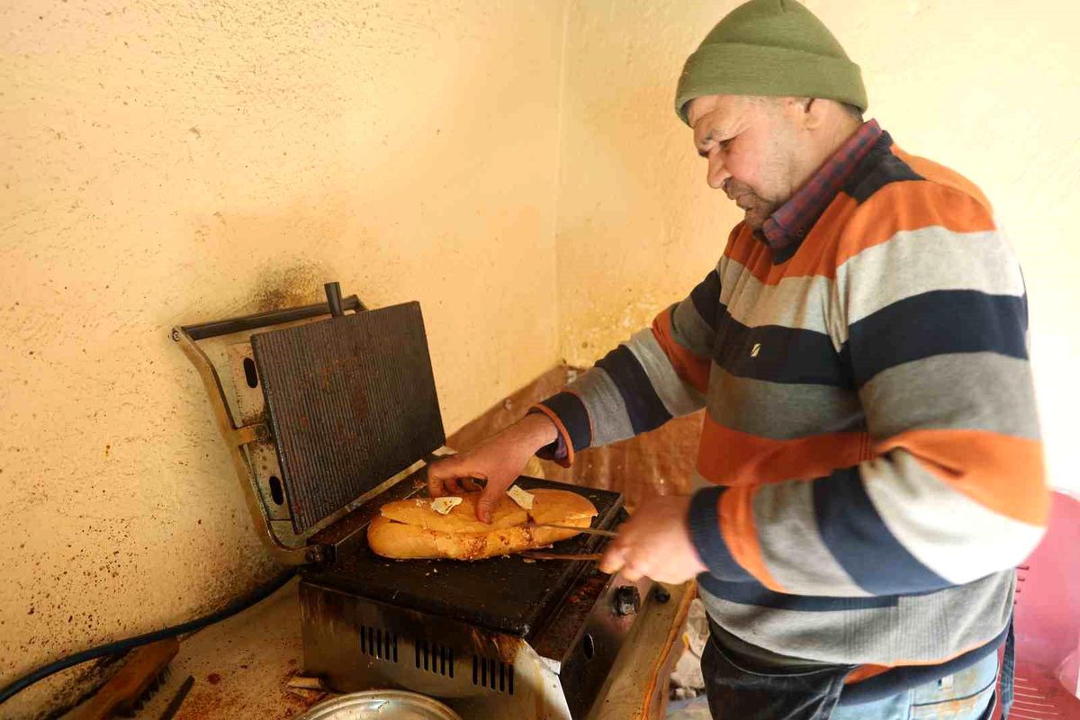 Tostçu Abdullah\'ın El Arabasıyla Alışverişi Gülümsetti