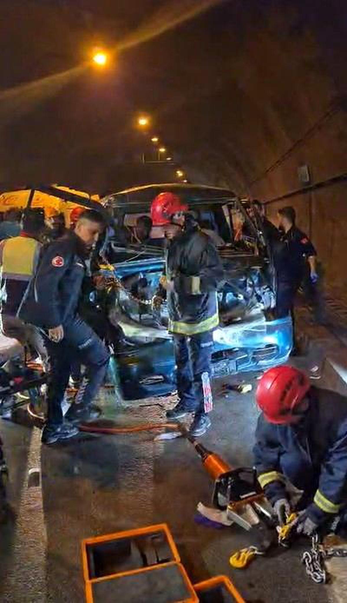 Alanya\'da Minibüs-Kepçe Kazası: İki Mahsur
