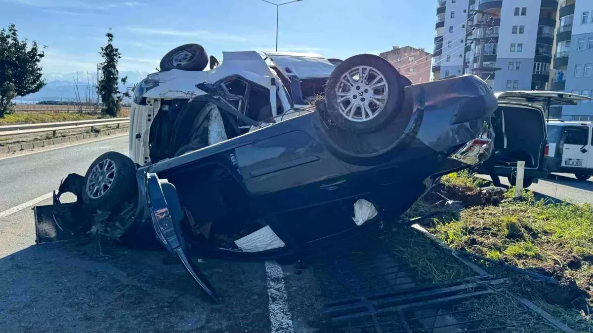 Rizede meydana gelen trafik kazasında iki araç devrildi.