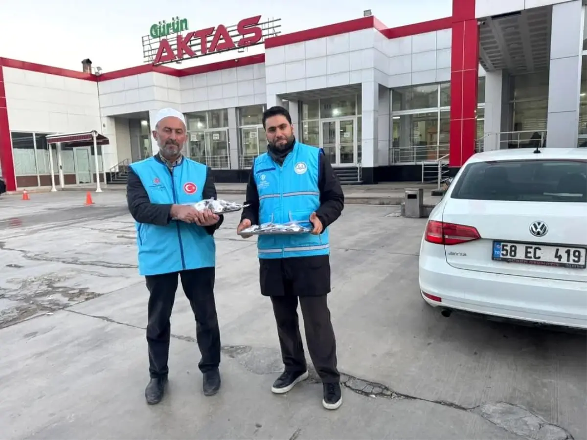 Gürün\'de Yolculara İftar İkramı