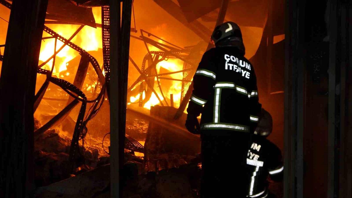 Çorum\'da Gıda Fabrikasında Yangın Kontrol Altına Alındı