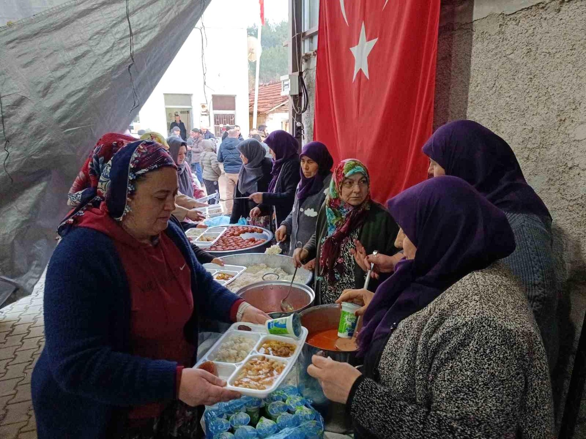 Küçükelmalı\'da 30 Yıllık İftar Geleneği