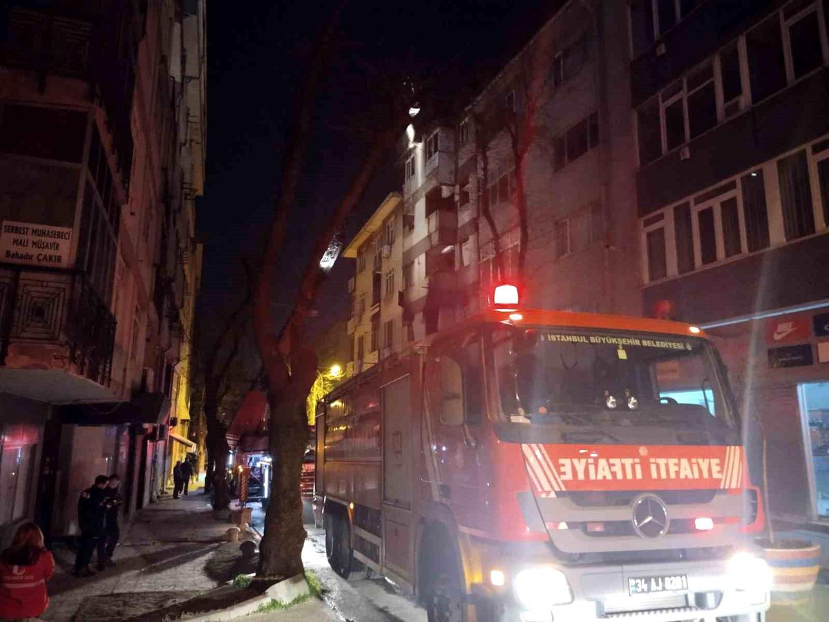 Kartal\'da Boş Binada Yangın Paniği