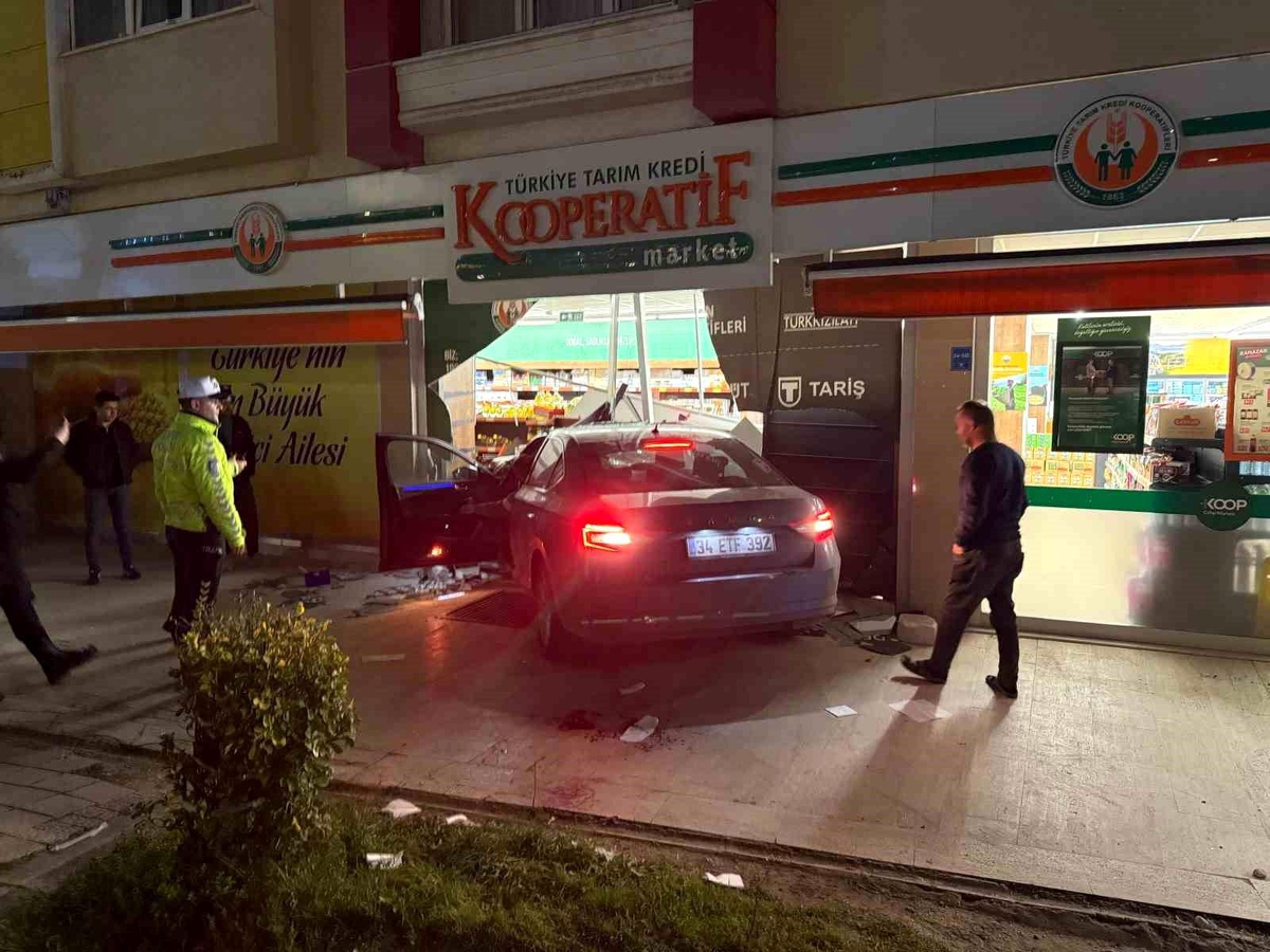 Tekirdağ\'da Otomobil Kaldırıma Çarptı