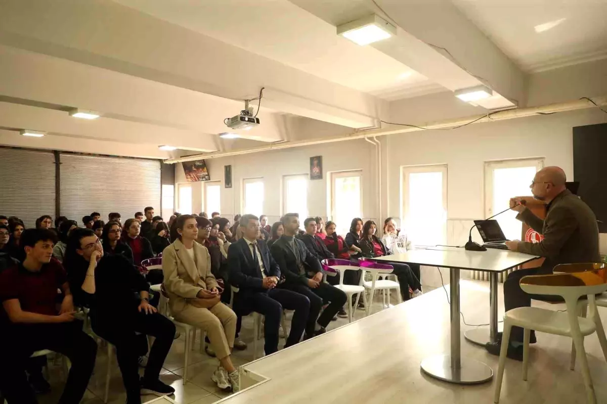 Mehmet Akif Ersoy\'un Bayrak Aşkı Anlatıldı