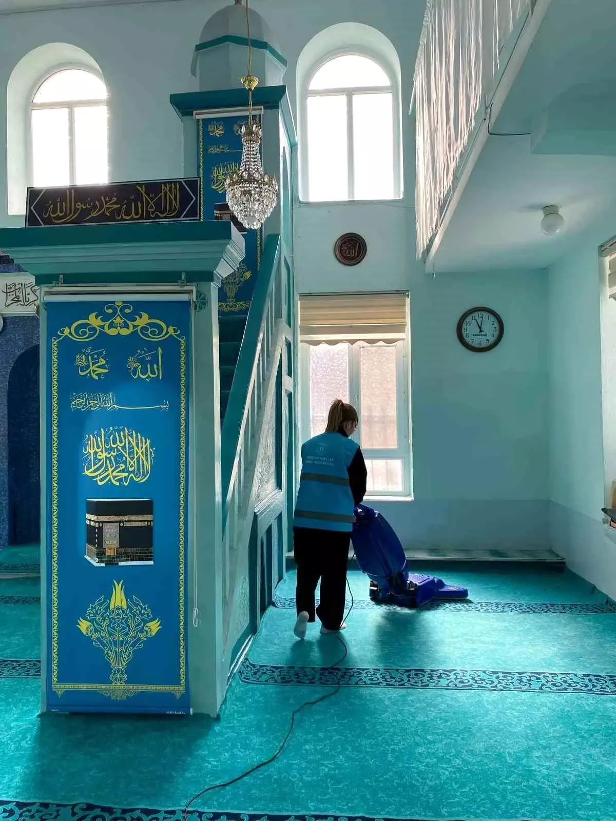 Üniversiteliler Cami Temizliği Yaptı