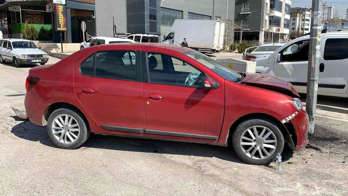 Elazığ\'da Trafik Kazası: 3 Yaralı