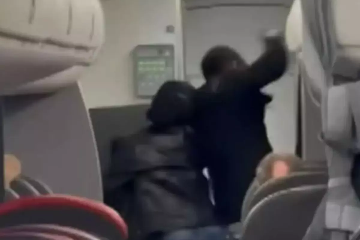 Erkek yolcu \'Şeytan bizi takip ediyor\' diyerek uçakta dehşet saçtı
