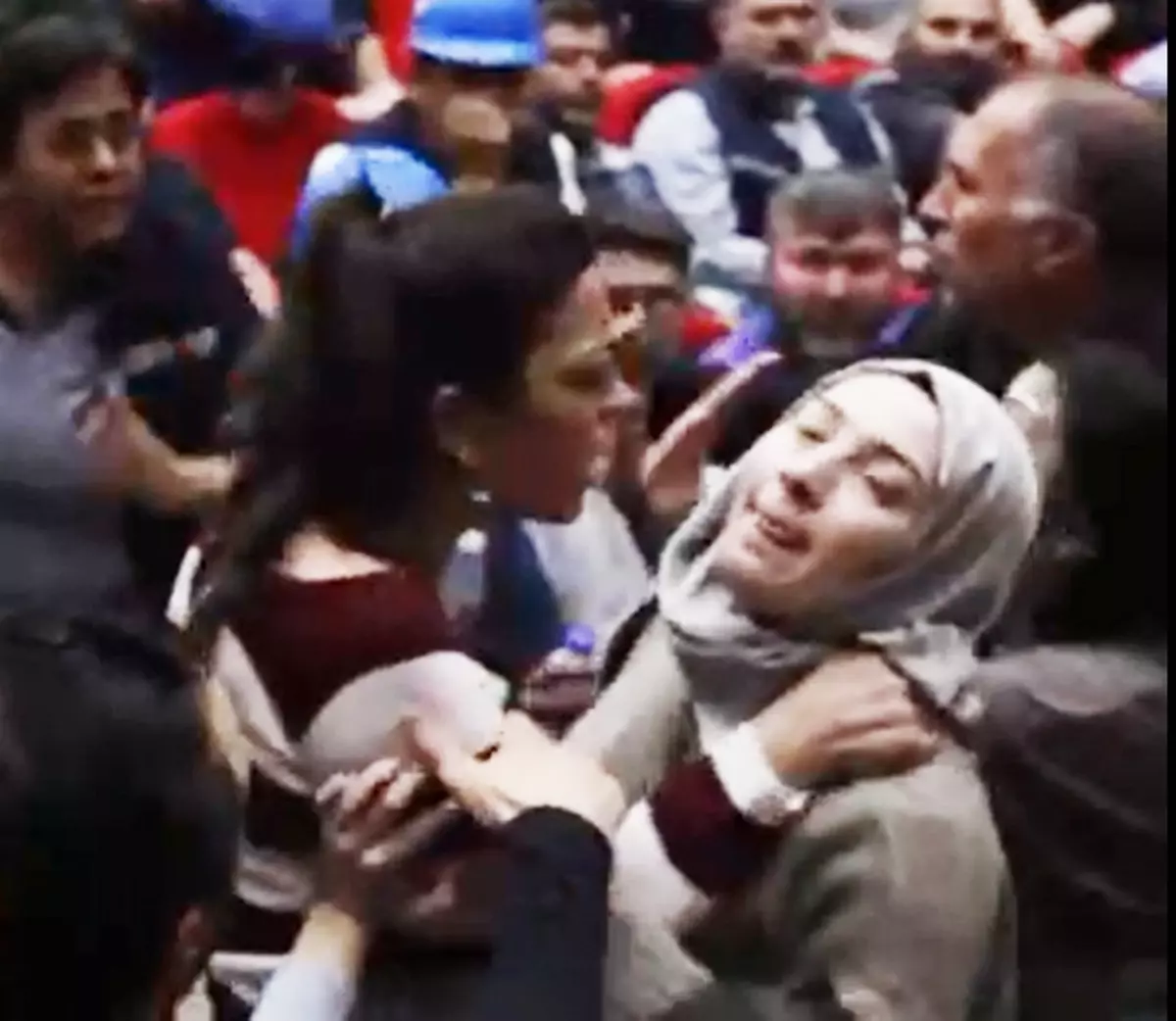 Kadın gazeteci, sendika üyesi hemcinsinin saldırısına uğradı