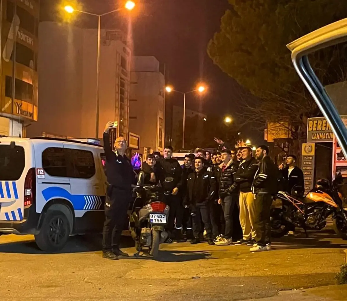 Polis Gençlerle Selfie Çekti