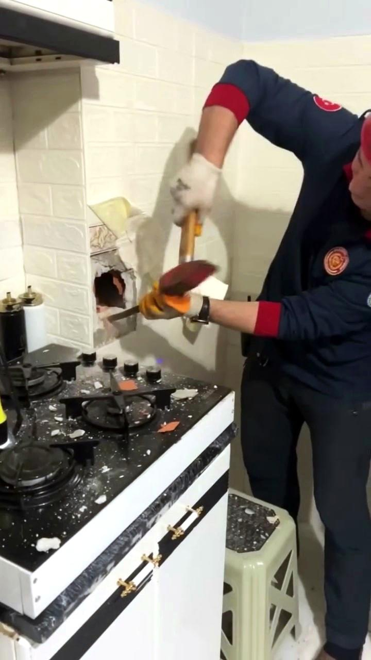 Sakarya\'da Soba Bacasında Sıkışan Güvercin Kurtarıldı