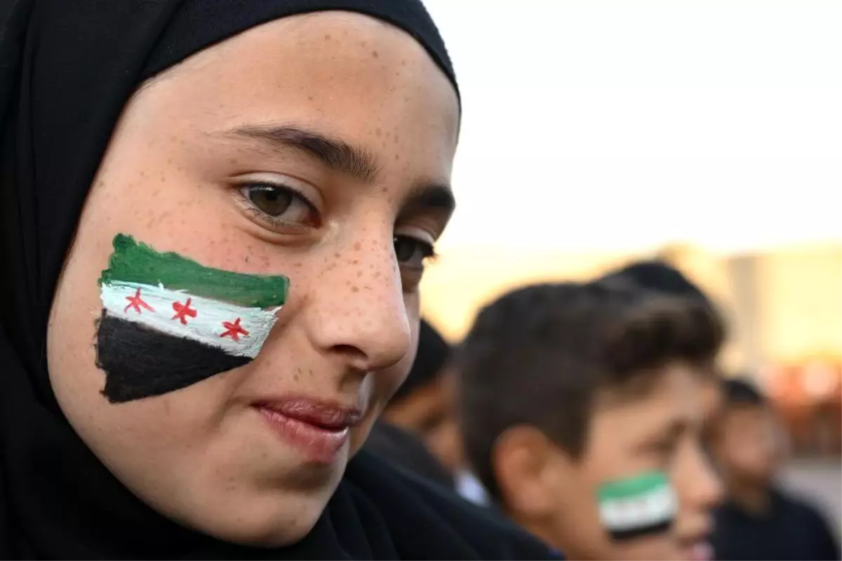 Suriye Geçiş Yönetimi Yeni Anayasa İmzaladı