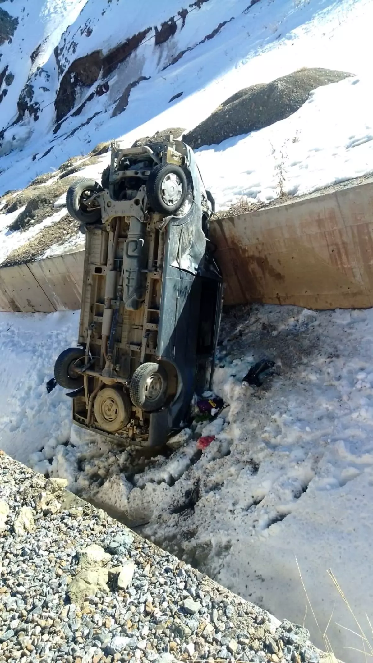 Van-Hakkari Karayolunda Minibüs Devrildi: 6 Yaralı