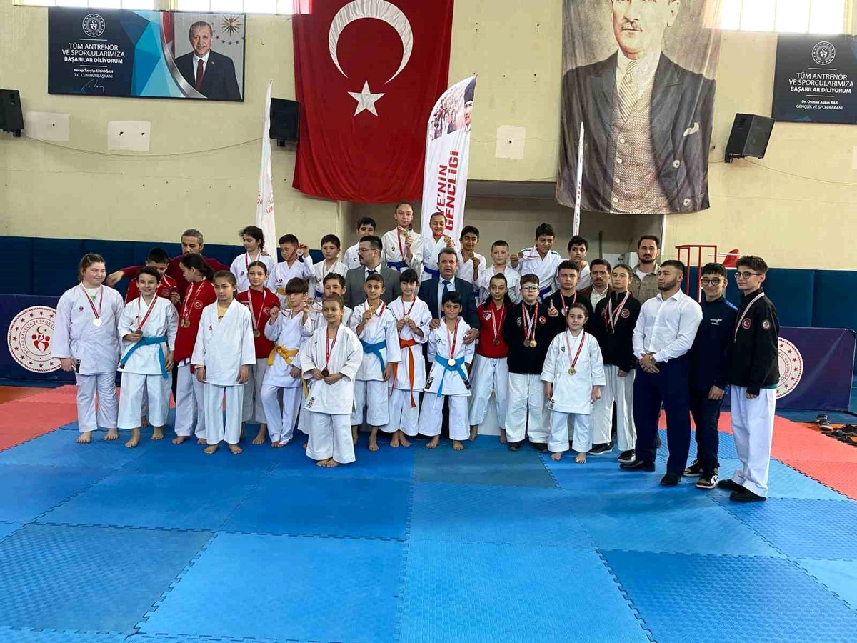 Düzce\'de Okul Sporları Karate Müsabakaları Yapıldı
