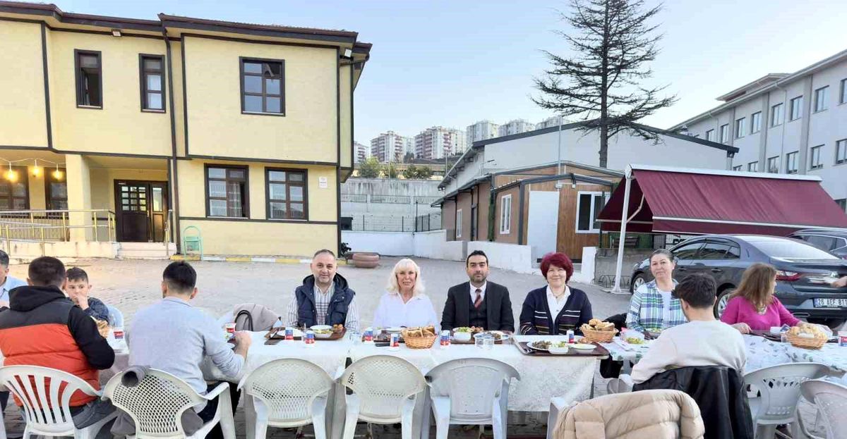 Eskişehir\'de Çocuklar İçin Özel İftar