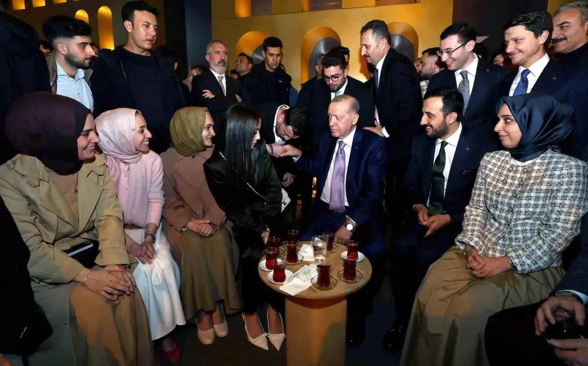 Cumhurbaşkanı Erdoğan, Gençlerle İstanbul\'da Buluştu