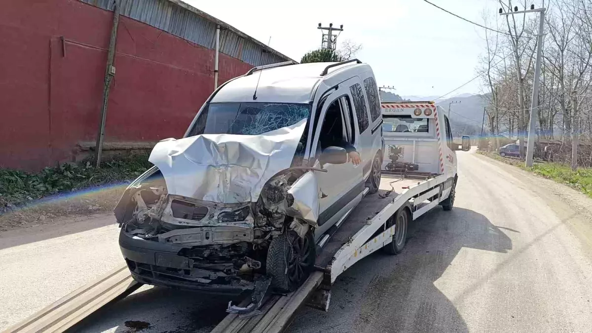 İnegöl\'de Otobüs ile Ticari Araç Kafa Kafaya Çarpıştı