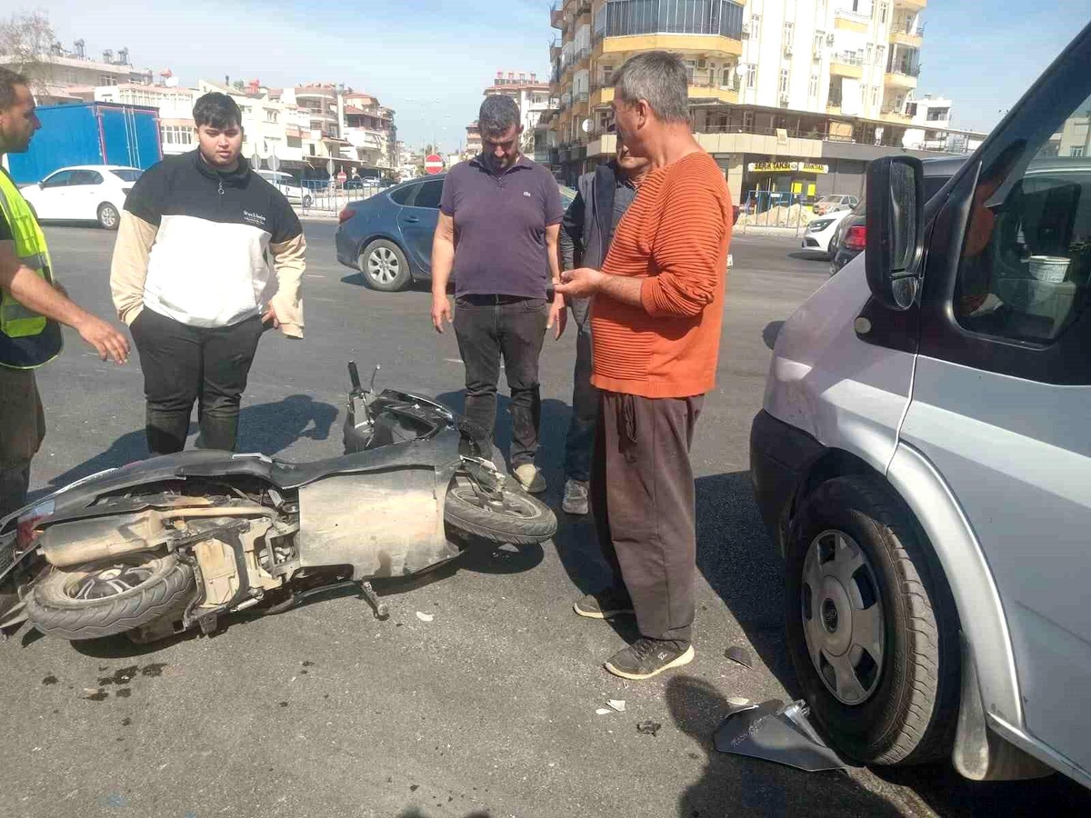 Serik\'te Minibüs ve Motosiklet Çarpıştı: 1 Yaralı