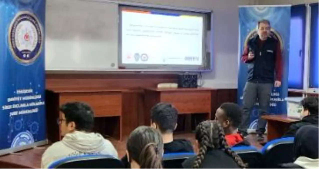 Öğrenciler ve öğretmenler siber suçlarla ilgili bilgilendirdi