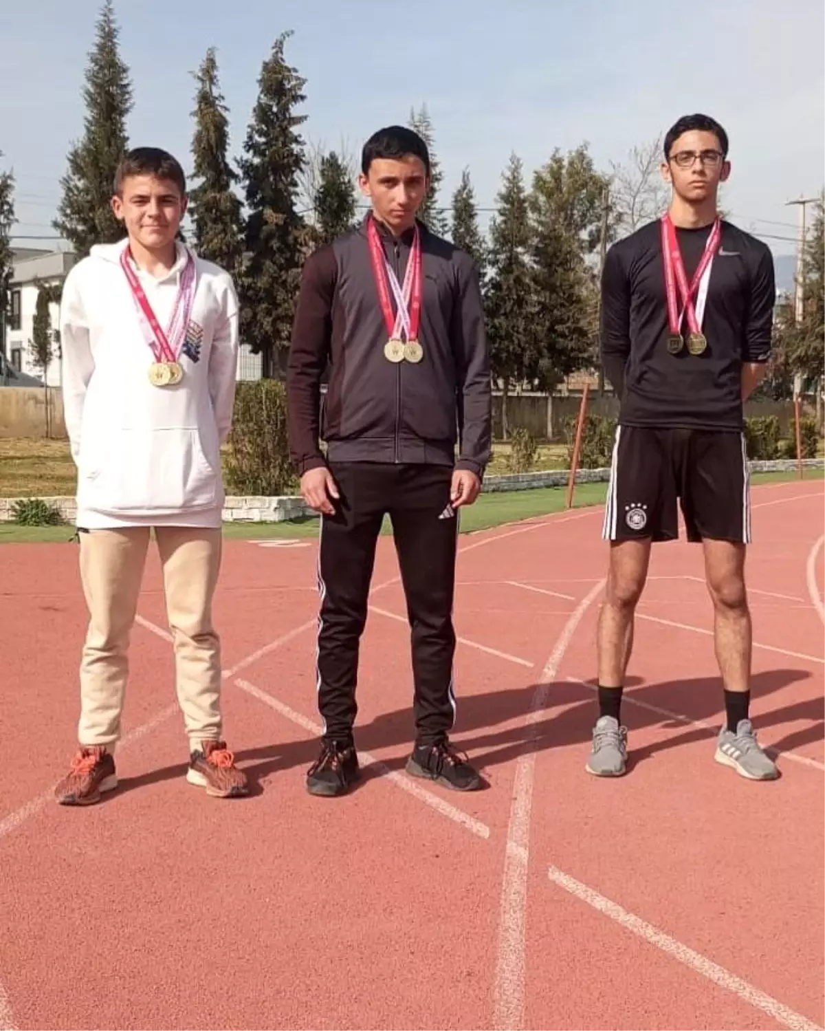 Söke Şehit Emre Acar Cumhuriyet Anadolu Lisesi\'nden Atletizmde 3 il birincilliği