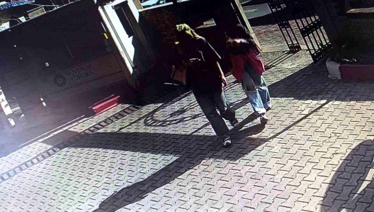 Mezarlıkta Saygısızlık: Yabancı Kızlar Tepki Çekti