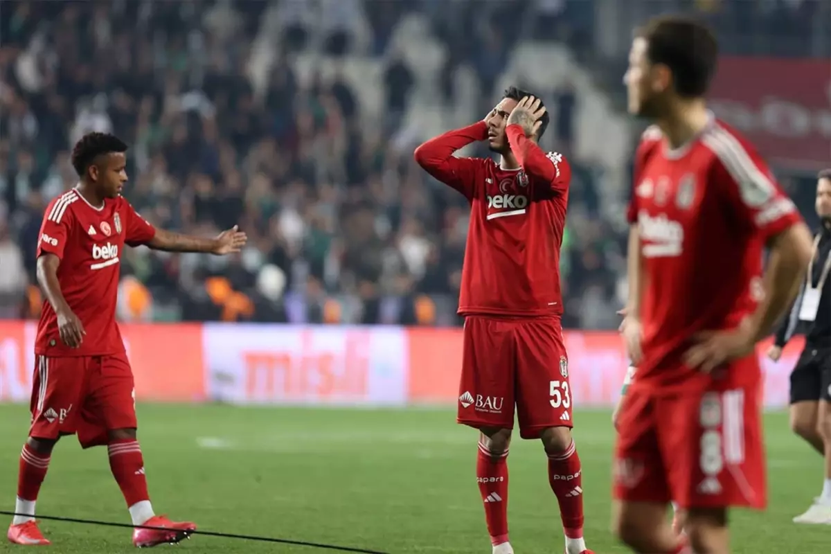 Çarşı\'dan Beşiktaşlı futbolcuların uykularını kaçıracak hareket