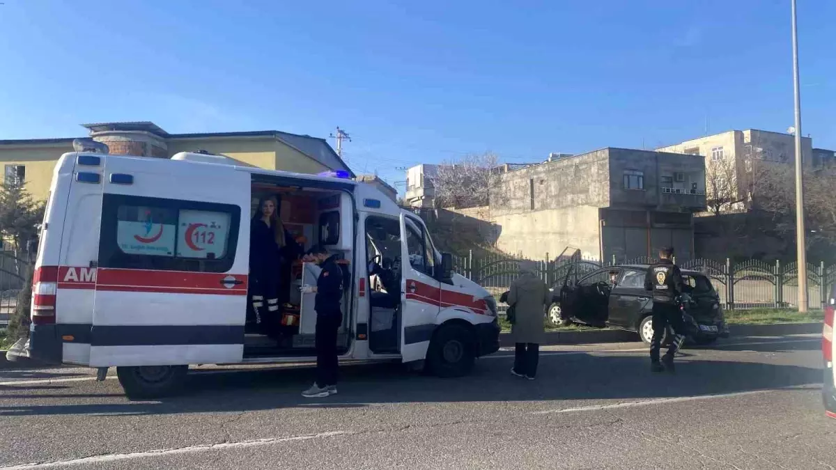 Diyarbakır\'da Minibüs, Otomobile Çarptı