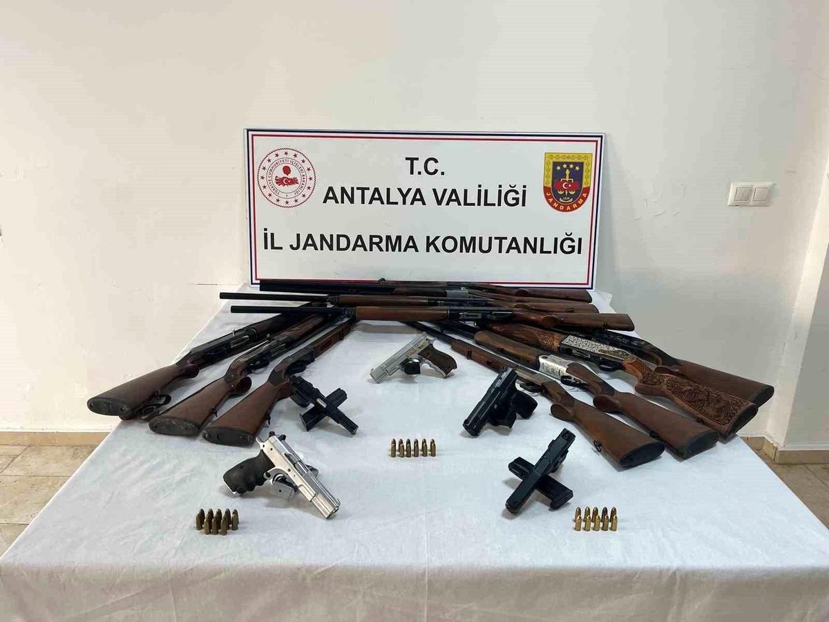 Serik\'te Silah Operasyonu: 8 Kişi Gözaltında