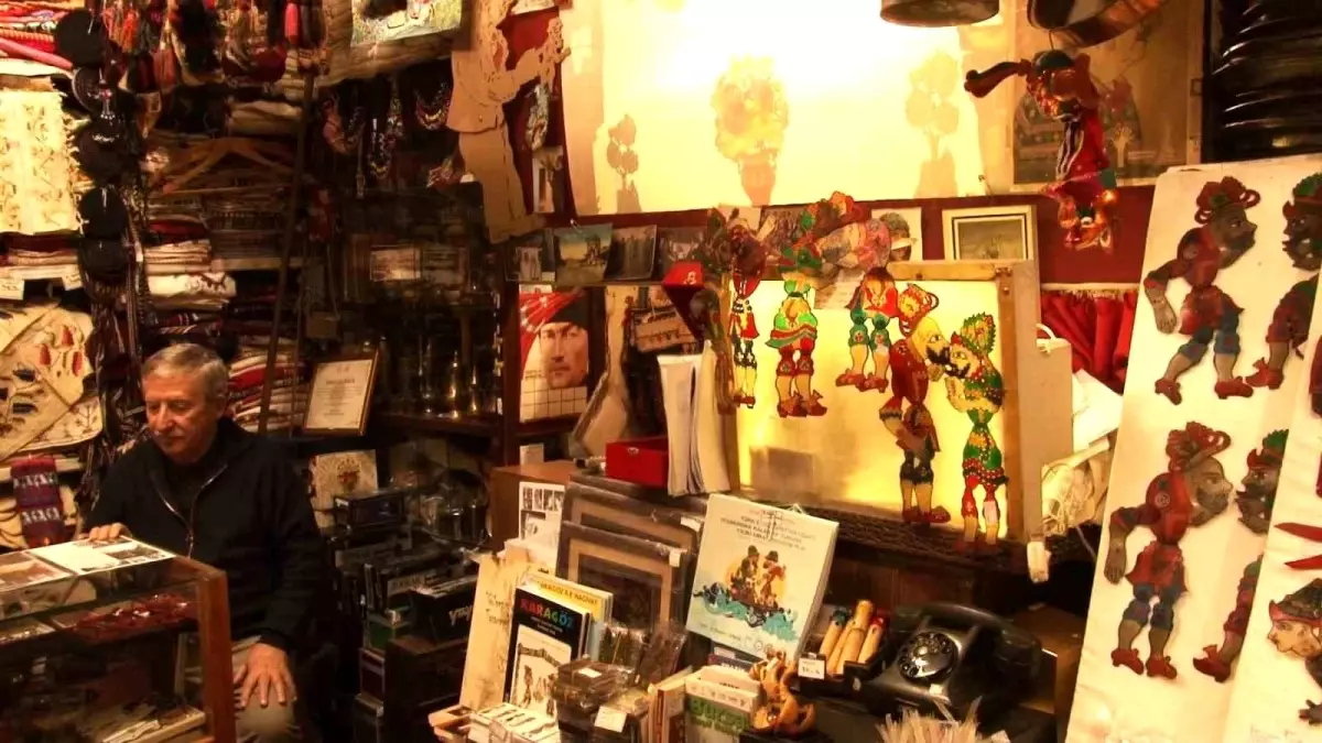 Karagöz ve Hacivat\'a ömrünü adadı, gölge oyunlarını gelecek nesillere aktarıyor