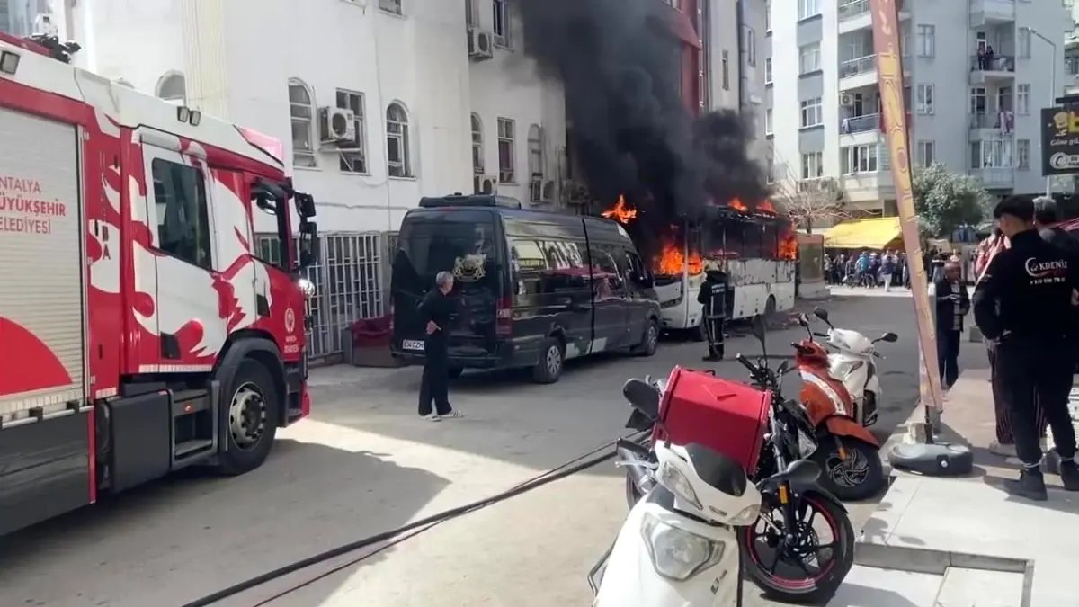 Antalya\'da Midibüs Yangını Paniğe Neden Oldu