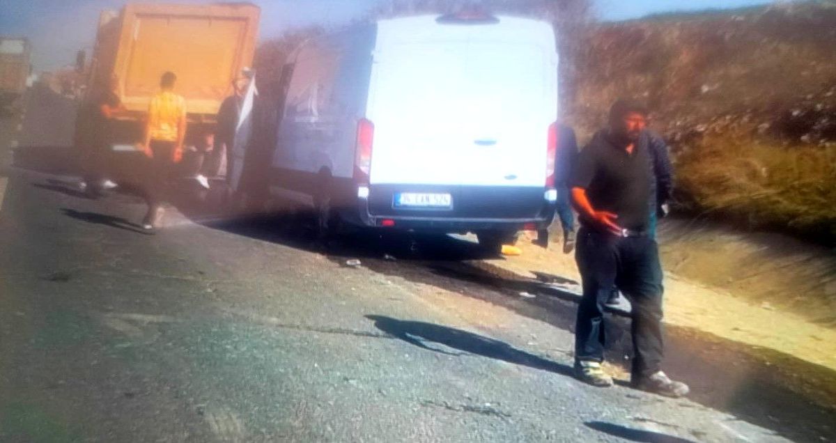 Adıyaman\'da Minibüs Kamyona Çarptı: 1 Yaralı