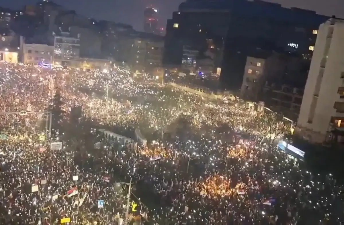 Sırbistan\'da \'ülke tarihinin en kalabalık protestosu\' düzenlendi