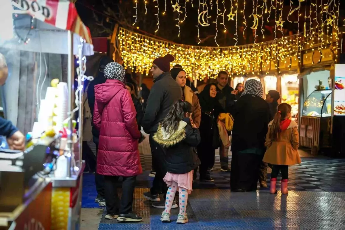 Beyoğlu\'nda Ramazan Sokağı Coşkusu