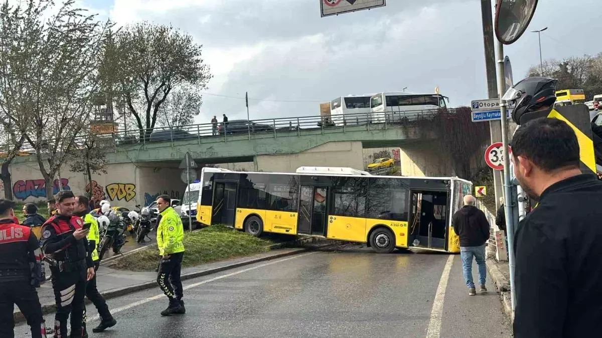 Karaköy\'de İETT Otobüsü Kaza Yaptı