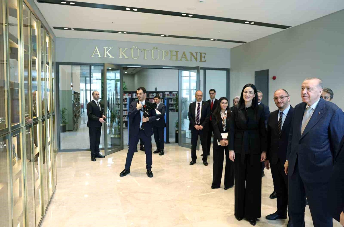 Cumhurbaşkanı Erdoğan AK Kütüphane\'yi ziyaret etti
