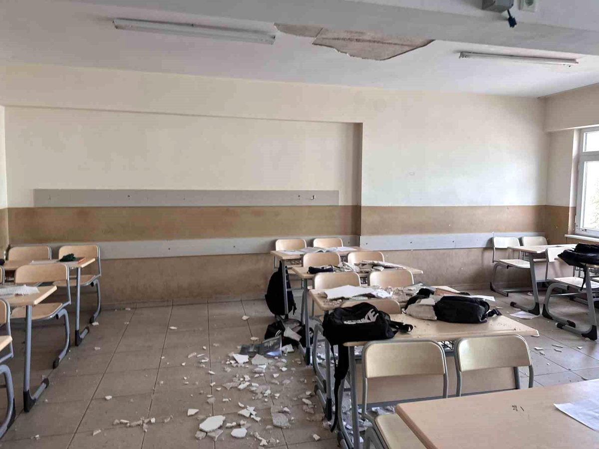 Eskişehir\'deki Lisede Tavandan Sıva Düştü, 4 Öğrenci Yaralandı