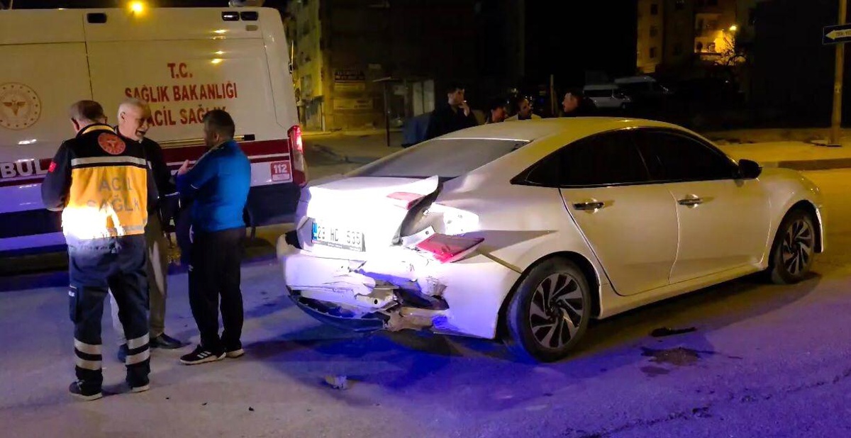Elazığ\'da Trafik Kazası: 2 Yaralı