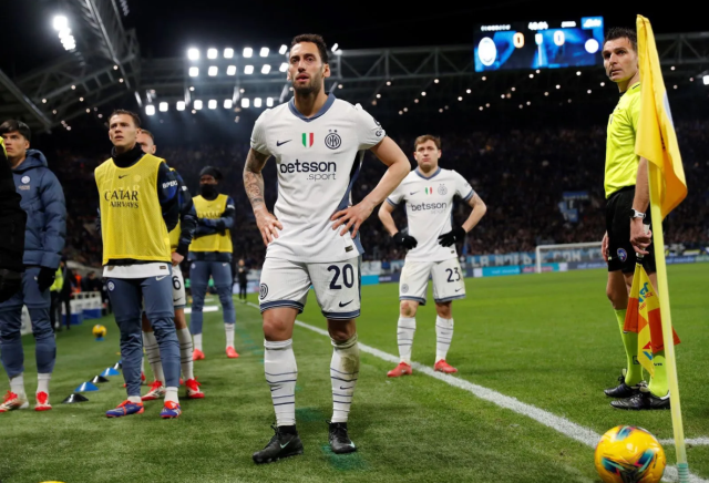 Hakem maçı durdurdu! Hakan Çalhanoğlu, tribünden gelen megafon sesiyle neye uğradığını şaşırdı