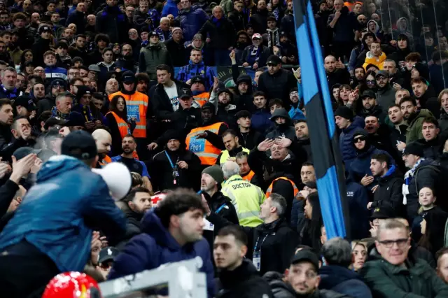 Hakem maçı durdurdu! Hakan Çalhanoğlu, tribünden gelen megafon sesiyle neye uğradığını şaşırdı