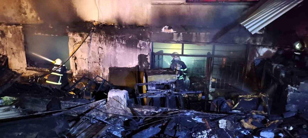 İskenderun\'da Döşemeci Dükkanında Yangın