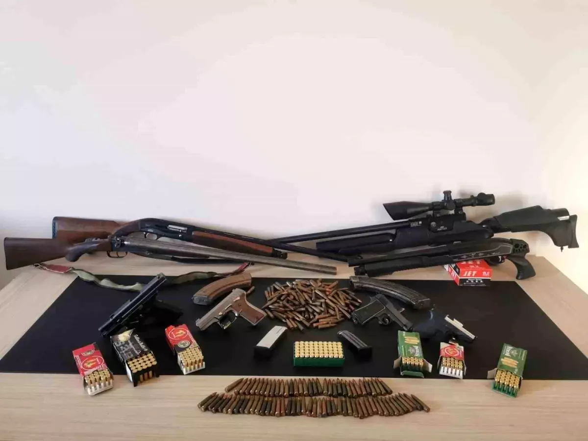 İzmir\'de Silah Ticareti Operasyonu